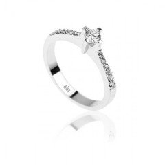 Tektaş Pırlanta Yüzük - G Renk 0,30 Karat Yanıtaşlı 18 Ayar